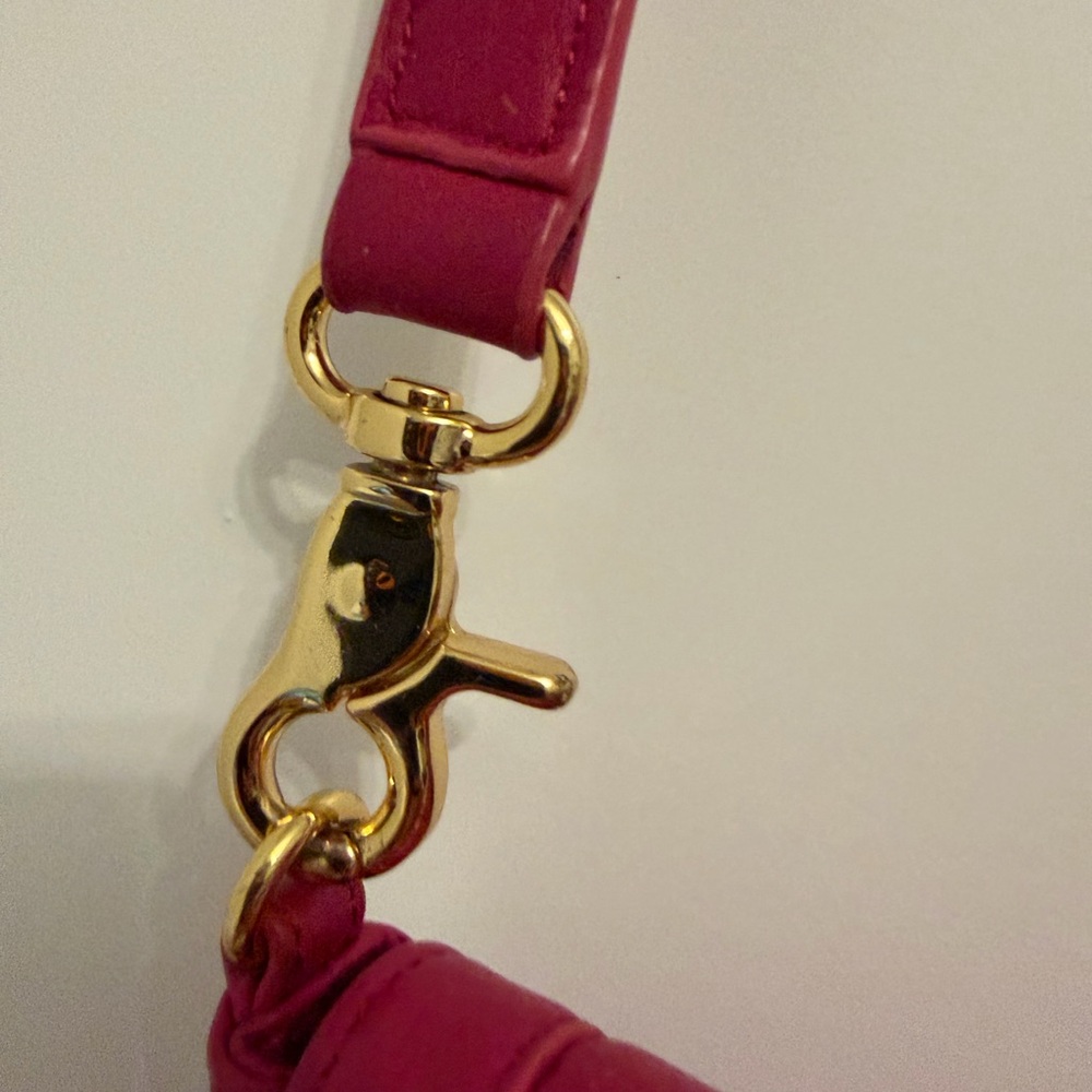 Tory Burch Amanda Pebbled Leather Crossbody in Berry Pink with Gold Hardware - Picture 10 of 11